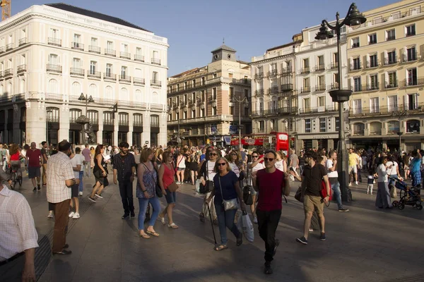 Personnes sur la place Puerta del Sol à Madrid, Espagne — Photo