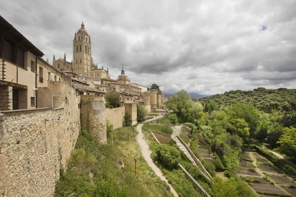 Catedral de Segovia en la colina de España — Foto de Stock