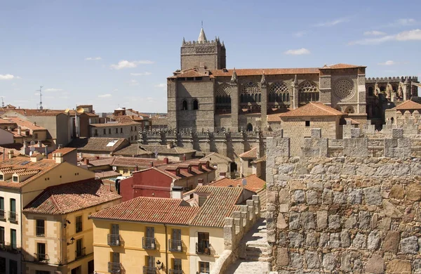 Gamla stadsmuren och katedralen i Avila, Spanien — Stockfoto