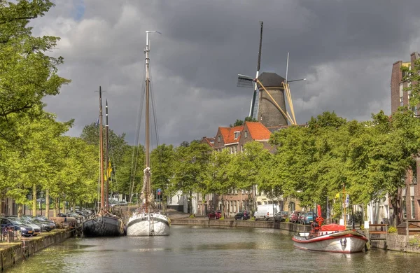 Moinho Vento Pedra Grande Canal Com Barcos Históricos Schiedam Holanda — Fotografia de Stock