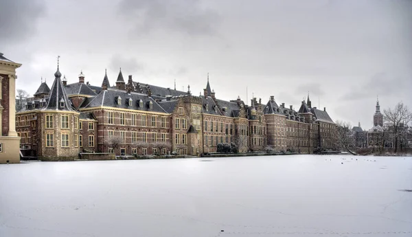 Парламент Нидерландов зимой — стоковое фото