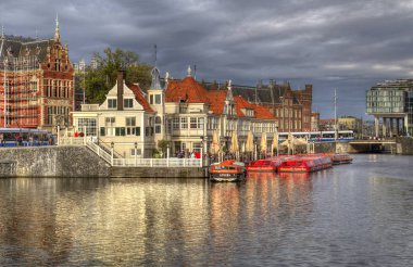 Amsterdam, Hollanda bir kanal üzerinde tarihsel Restoran