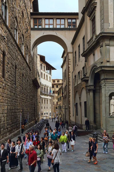 Туристы ходят по историческим местам Флоренции, Италия — стоковое фото