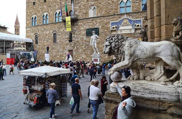 Turister beundra statyer i Florens, Italien — Stockfoto