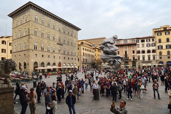 Turisták a Piazza della Signoria, Firenze, Olaszország — Stock Fotó