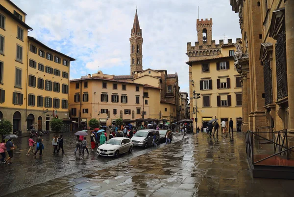 Turystów na Piazza di San Firenze w Florencja, Włochy — Zdjęcie stockowe