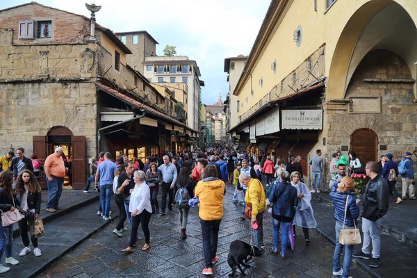 Туристы на мосту Понте Веккио во Флоренции, Италия — стоковое фото