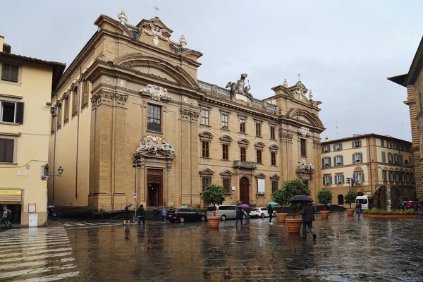 Turisták a Piazza di San Firenze, Firenze, Olaszország — Stock Fotó