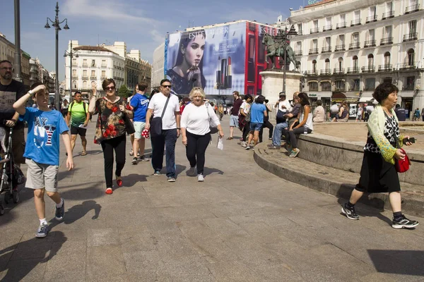 Turister på torget Puerta del Sol i Madrid, Spanien — Stockfoto