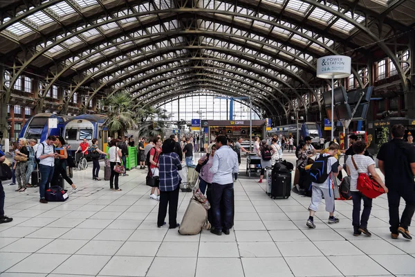 Pengembara di stasiun kereta api Lille, Perancis — Stok Foto