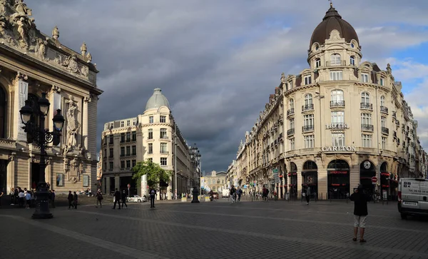 Plats de Theatre square framme av operan byggnad i Lille, — Stockfoto