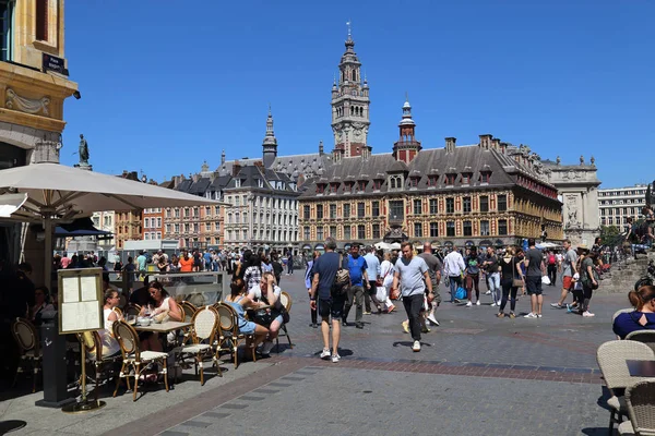 Toeristen op Place du General de Gaulle in Lille, Frankrijk — Stockfoto