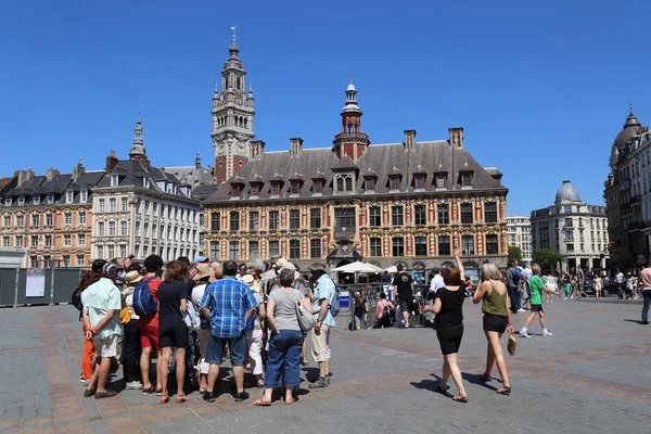 Touristes sur la Place du Général de Gaulle à Lille, France — Photo