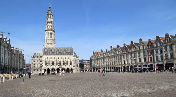Arras Stadtplatz mit Rathaus in Frankreich — Stockfoto