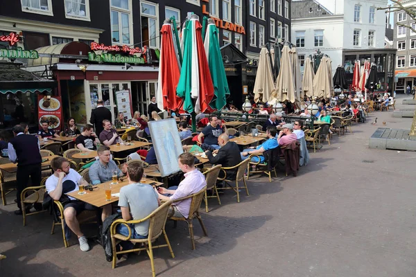 Turisté v Amsterdamu, Holandsko — Stock fotografie