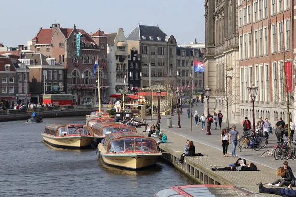 Tour boats in Amsterdam — Stock Photo, Image