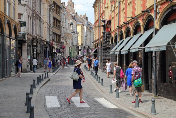 Turistas en la Rue de la Monnaie en Lille, Francia — Foto de Stock