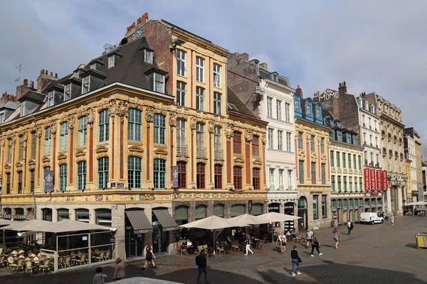Toeristen op Place du General de Gaulle in Lille, Frankrijk — Stockfoto