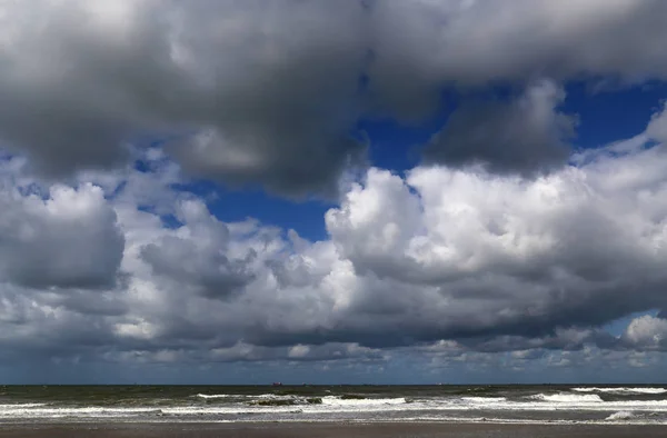 海と曇りの空 — ストック写真