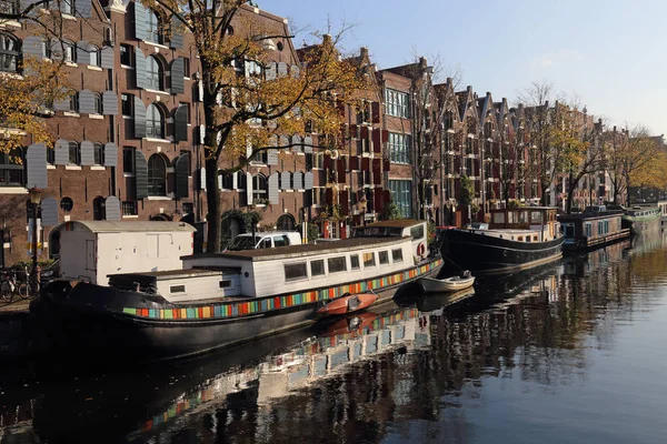 Canal boats in autumn in Amsterdam, Holland — Stock Photo, Image