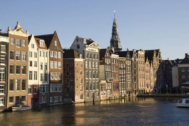 Tarihi binalar ve Amsterdam'da kilise kule