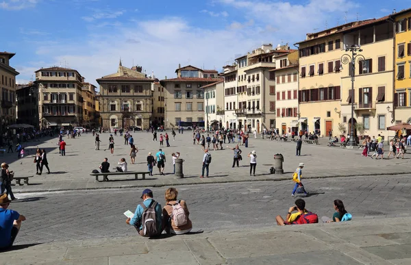 Turistas en la Piazza di Santa Croce en Florencia, Italia — Foto de Stock