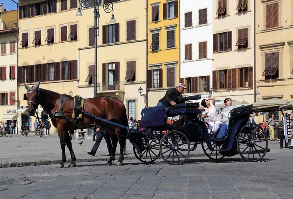 Touristen auf der Piazza di Santa Croce in Florenz, Italien — Stockfoto