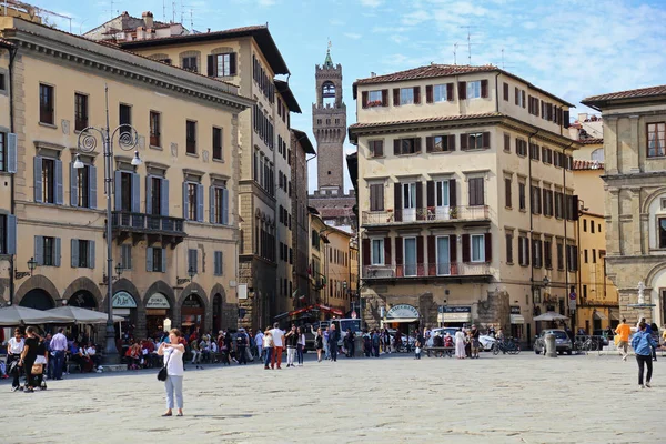 Туристы на площади Санта Кроче во Флоренции, Италия — стоковое фото