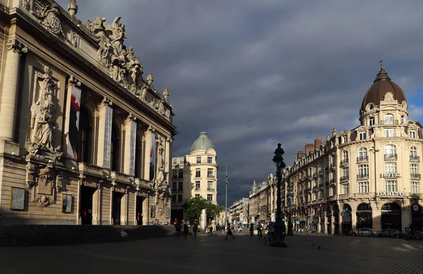 Place de divadlo náměstí před budovou v Lille opery, — Stock fotografie