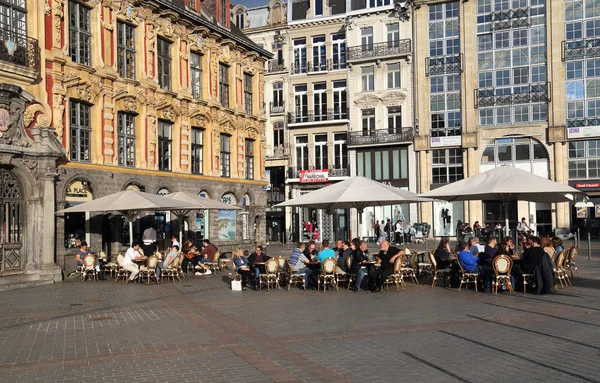 Personas en un restaurante de la acera en Lille, Francia — Foto de Stock