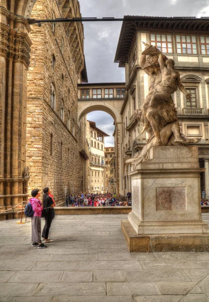 Туристы восхищаются статуей во Флоренции, Италия — стоковое фото