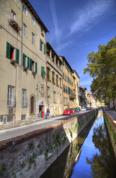 Antiguo canal en Lucca, Italia — Foto de Stock