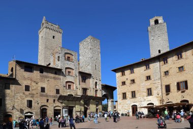 Piazza della Cisterna, San Gimignano, İtalya
