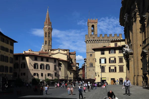 Туристы на площади Флоренции во Флоренции, Италия — стоковое фото