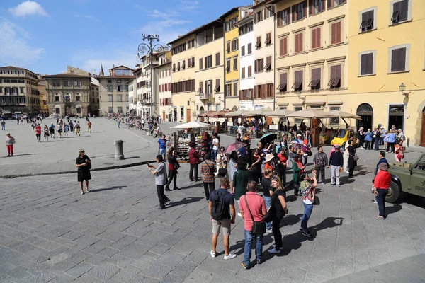 Turistas na Piazza di Santa Croce em Florença, Itália — Fotografia de Stock