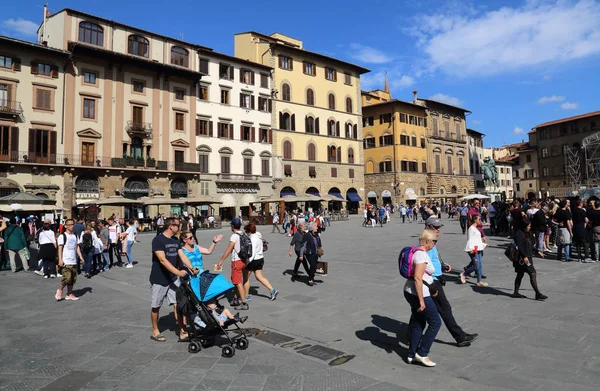 Piazza Signoria turist yürümek — Stok fotoğraf