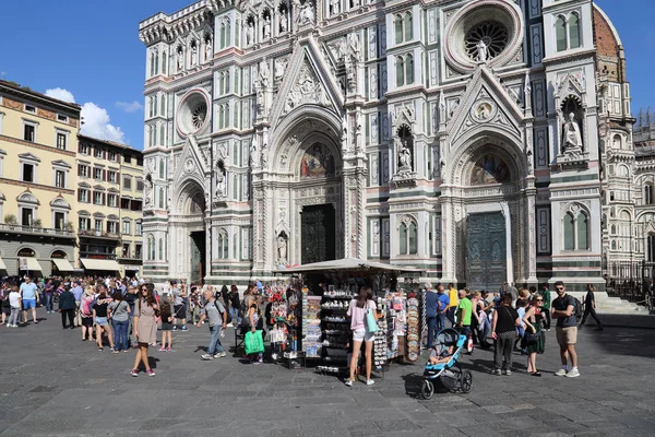 Boutique de souvenirs à la cathédrale de Florence, Italie — Photo