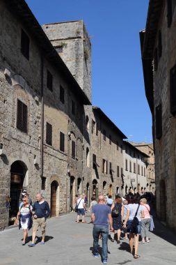 Turistler İtalya San Gimignano'da