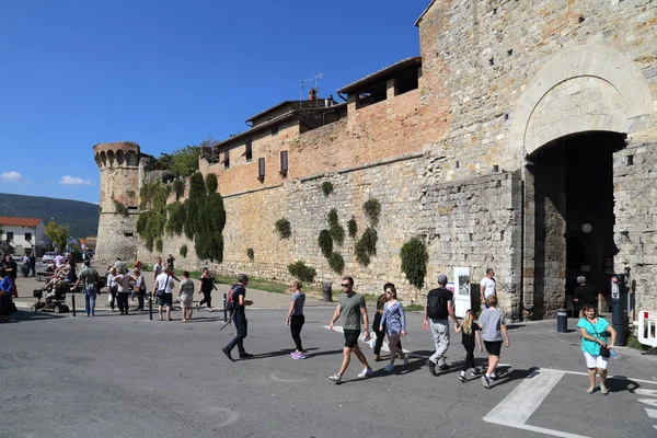 A turisták a városfal, San Gimignano, Olaszország — Stock Fotó
