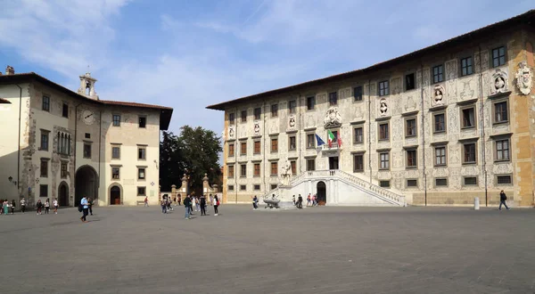 Palacios en la plaza de los Caballeros en Pisa, Italia — Foto de Stock