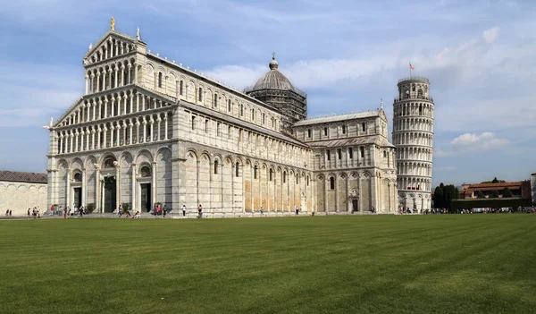 Touristes à la cathédrale de Pise, Italie — Photo