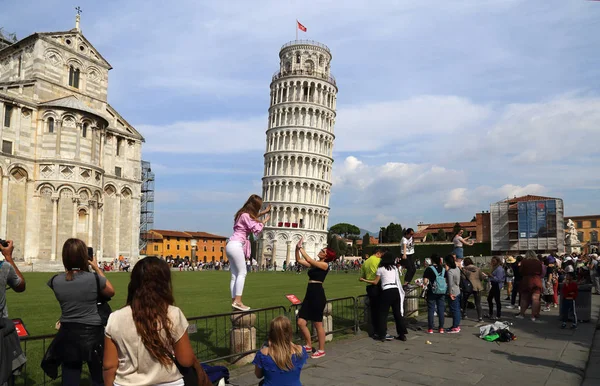 Les touristes posent à la tour de Pise, Italie — Photo