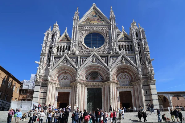 Turistas en la catedral de Siena, Italia — Foto de Stock