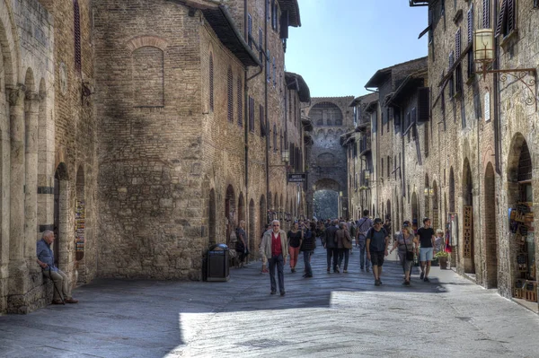 Turistas en San Gimignano en Italia —  Fotos de Stock