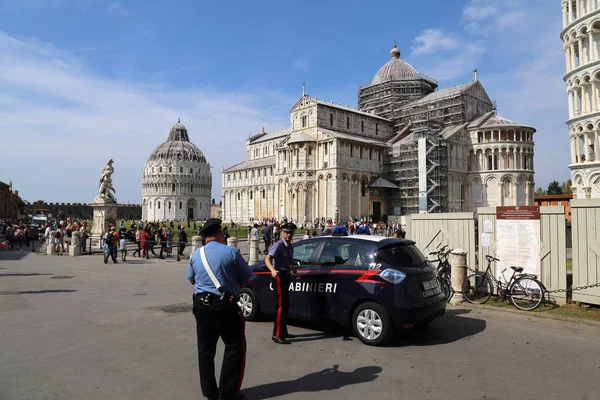 Patrouille de police dans les monuments de Pise à Pise, Italie — Photo
