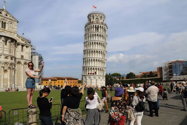 観光客が、イタリア、ピサの斜塔でポーズします。 — ストック写真