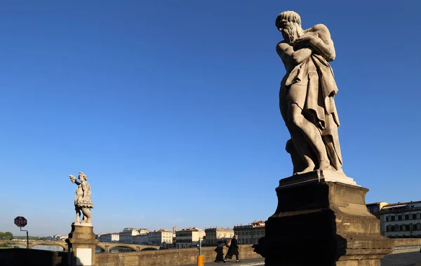 Statyer på bron Ponte Santa Trinita i Florens, Italien — Stockfoto