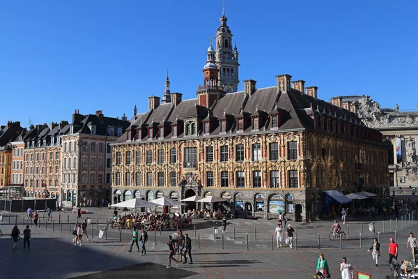 フランスのリールにあるPlace du General de Gaulleの観光客 — ストック写真