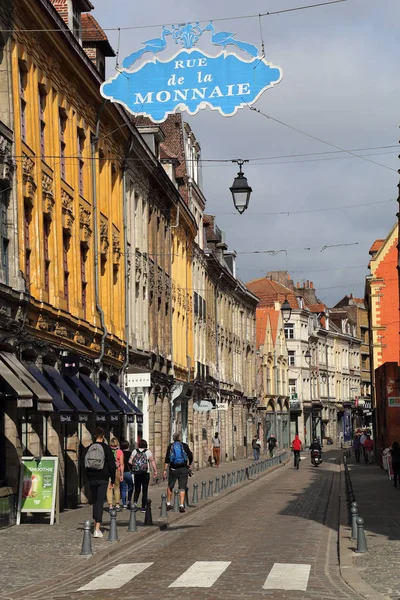 De straat Rue de la Monnaie in Lille, Frankrijk — Stockfoto