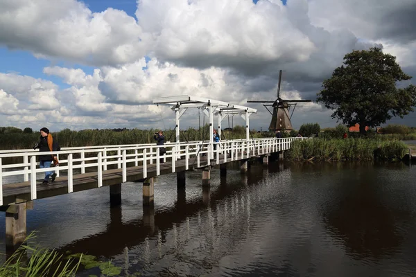 Drawbrdige en Kinderdijk en Holanda — Foto de Stock